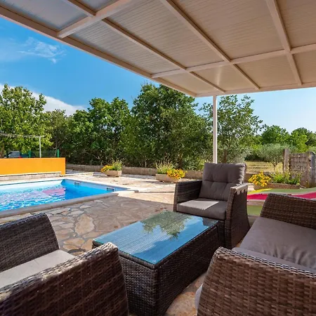 Gorgeous In Novigrad With Kitchen Prázdninový dům Novigrad (Dalmatia)