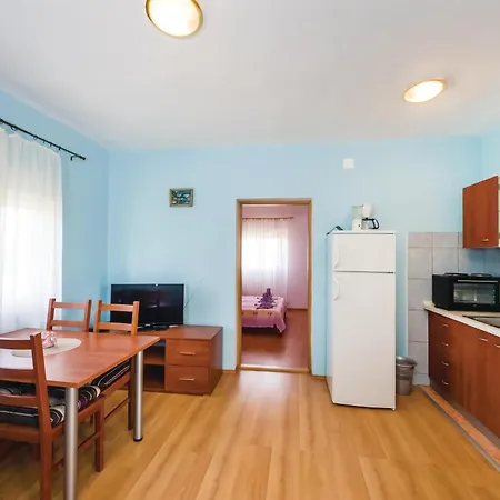 Gorgeous Home In Novigrad With Kitchen *